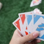 Her er de 5 bedste kortspil til sommerhusturen